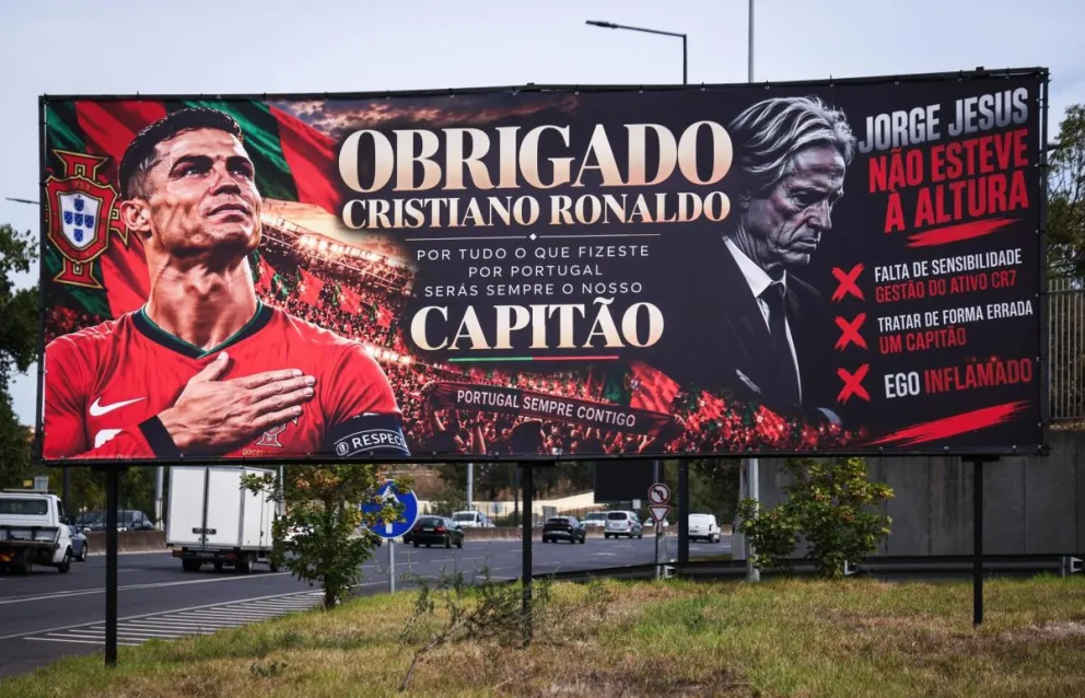 Un cartel en el exterior del estadio da luz, de Lisboa, de apoyo y agradecimiento a Cristiano Ronaldo, y en contra del seleccionador, Jorge Jesús. Foto: EFE