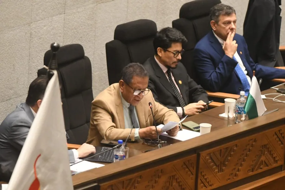 Los ministros de Defensa, Ernesto Justiniano, de Gobierno, Marco Antonio Oviedo, y de la Presidencia, Fernando Aramayo, en el Legislativo. Foto: APG