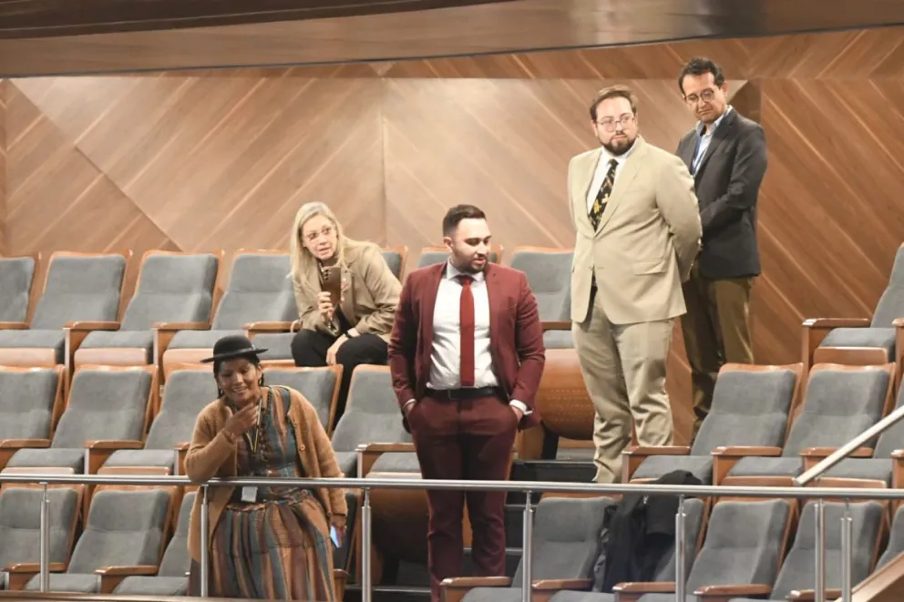 La senadora Ana Crispín cuestiona la presencia de representantes de delegaciones diplomáticas en la Asamblea Legislativa. Foto: APG
