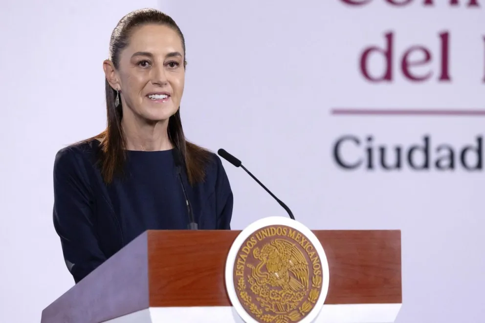 Fotografía cedida por la Presidencia de México de la mandataria mexicana, Claudia Sheinbaum, hablando durante una rueda de prensa este viernes, en el Palacio Nacional en Ciudad de México (México). Foto: EFE