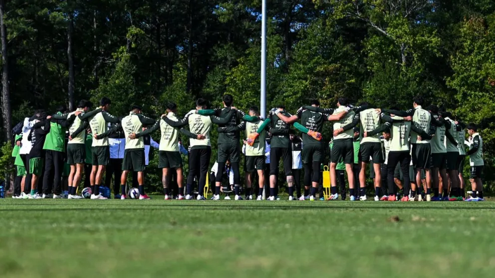 Jugadores de la selección antes de iniciar un entrenamiento. Crédito: La Verde - FBF