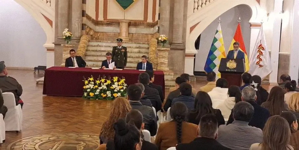 En compañía de los presidentes de las cámaras del Senado y Diputados, el presidente Rodrigo Paz promulgó la ley. Foto: Captura
