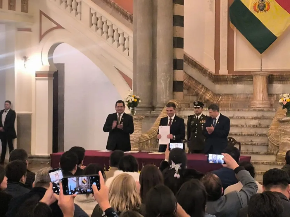 En compañía de los presidentes de las cámaras del Senado y Diputados, el presidente Rodrigo Paz promulgó la ley. Foto: Captura