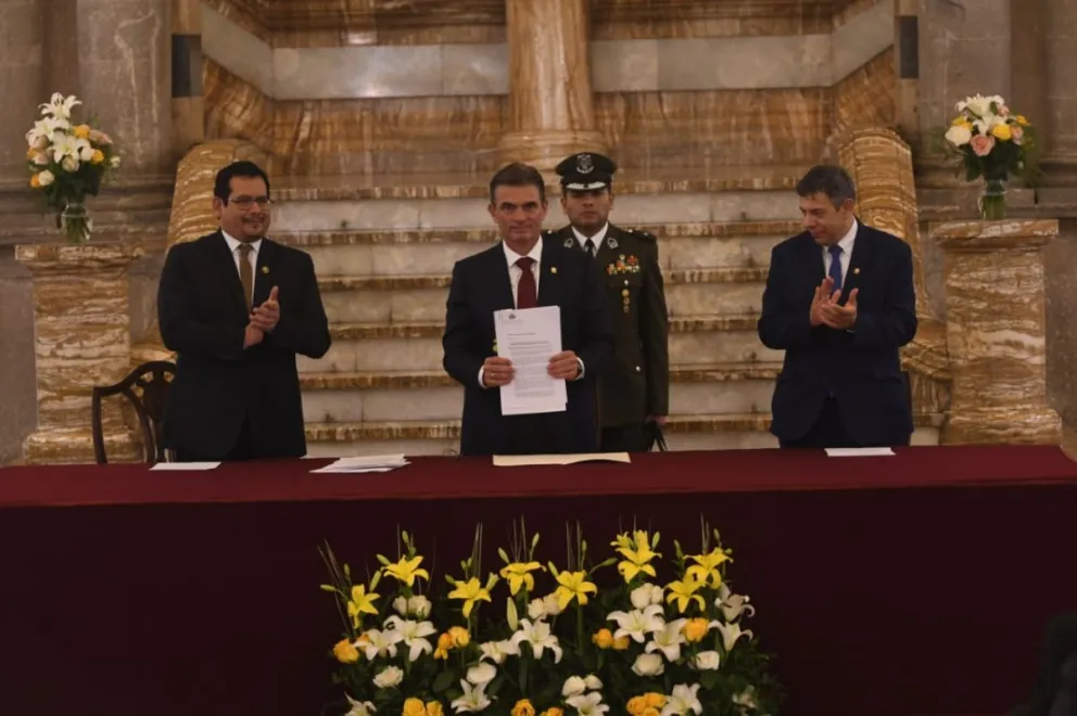 El presidente, Rodrigo Paz, promulgó la Ley 1773, que modifica las suplencias temporales y definitivas del Fiscal General del Estado. Foto: APG