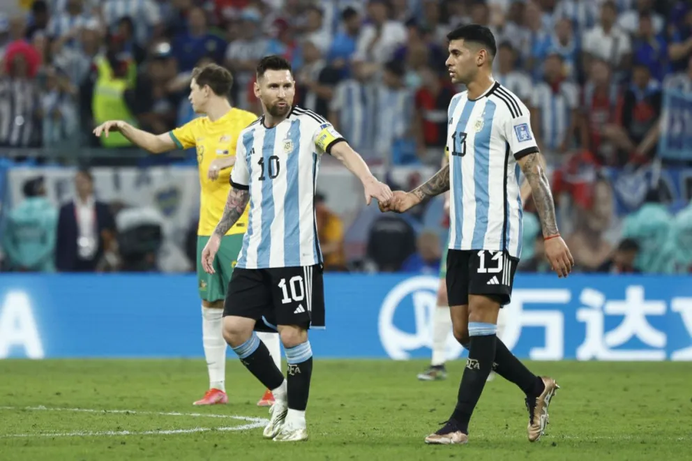 Messi (izq.) y Romero, en un partido anterior de la Albiceleste. Foto: EFE.