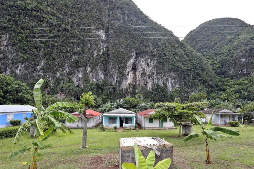 La imagen muestra casas en el valle de Viñales en la provincia de Pinar del Rio al Occidente de La Habana (Cuba). Foto: EFE