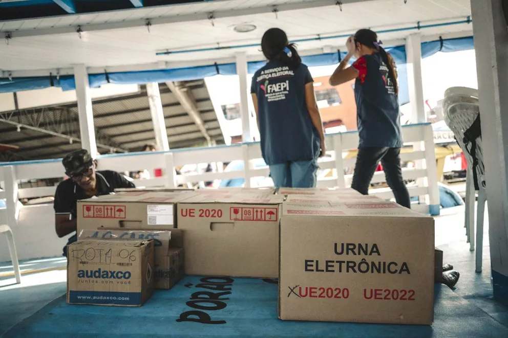 Funcionarios del Tribunal Regional Electoral (TRE) trabajan en el traslado de urnas electorales llevadas en barco a comunidades situadas en el Amazonas este sábado, en Manaos (Brasil). Foto: EFE