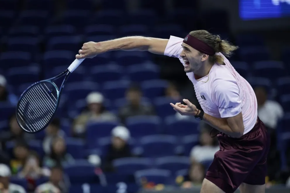 Zverev golpea la pelota durante su encuentro. Foto: EFE.