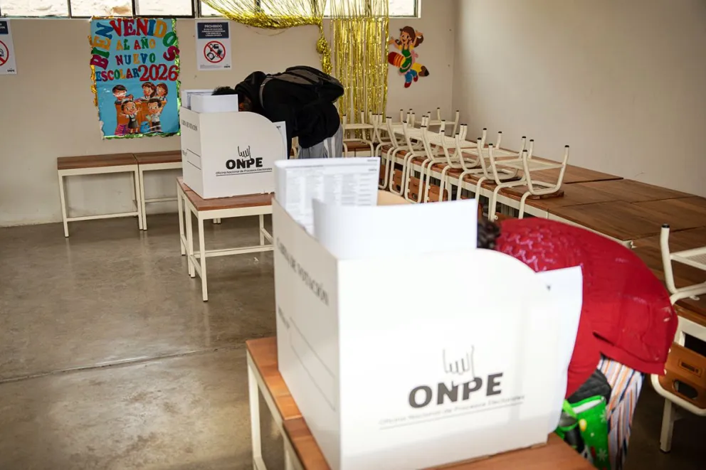 Fotografía de archivo de personas votando en Lurín (Perú). Foto: EFE