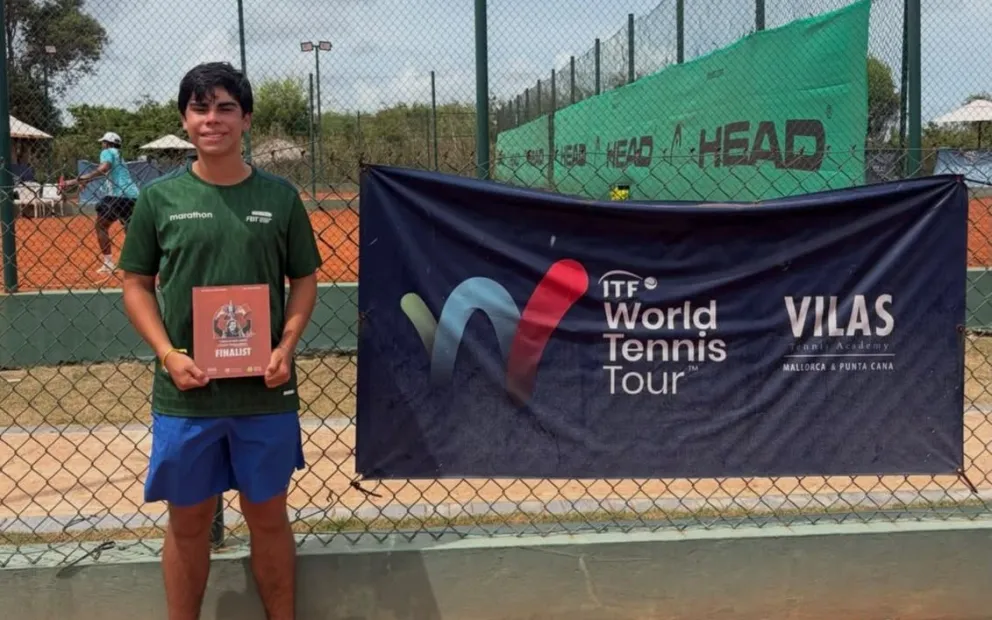 Vargas con su trofeo de subcampeón. Foto: Federación Boliviana de Tenis.