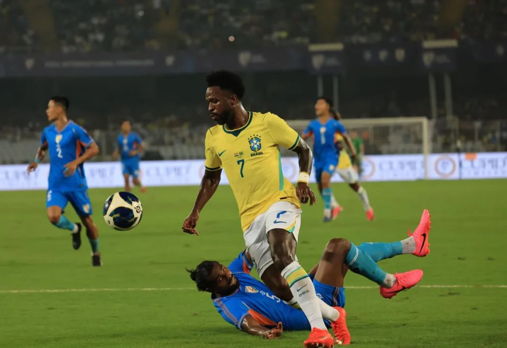 Vinícius domina la pelota durante el encuentro. Foto: EFE.