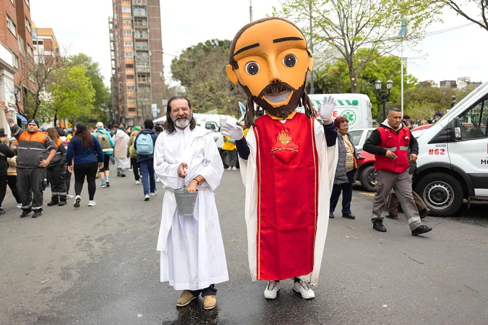 Personas participan en una peregrinación, en Luján, provincia de Buenos Aires (Argentina). Foto: EFE