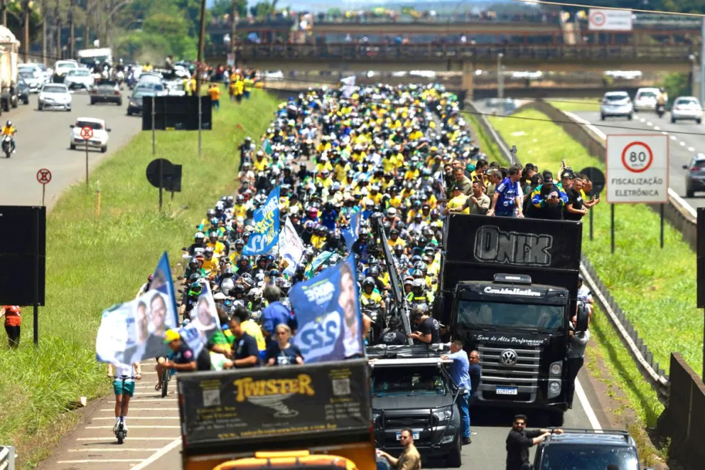 Simpatizantes del candidato a la presidencia de Brasil por el Partido Liberal, Flávio Bolsonaro, acompañan una caravana en Santa Bárbara d’Oeste (Brasil). Foto: EFE