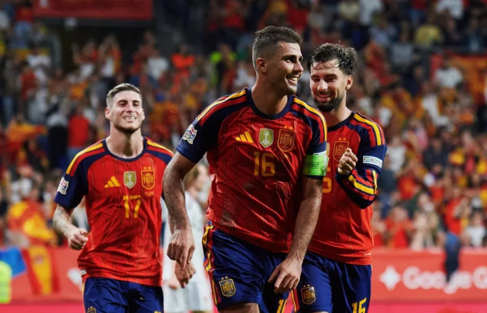 Rodrigo (centro) celebra su gol junto a sus compañeros. Foto: Selección española.