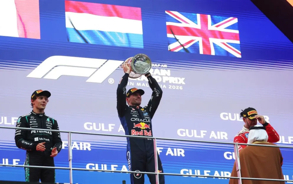 Max Verstappen (centro), piloto de Red Bull, celebra en el podio. Lo acompañan Antonelli (izq.) y Lewis. Foto: EFE