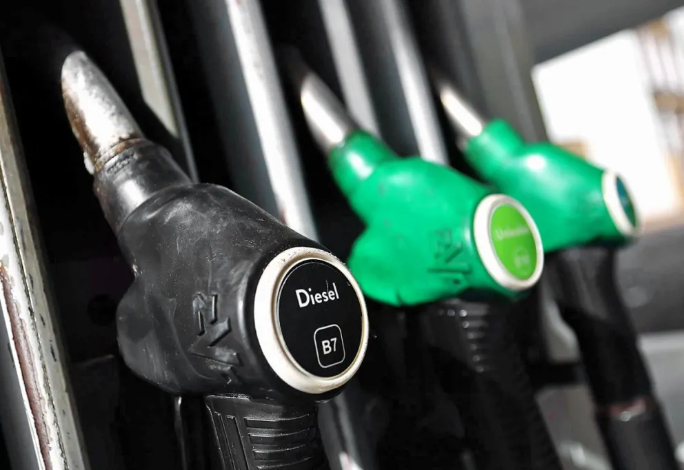 Mangueras de un surtidor de una gasolinera. Foto: EFE