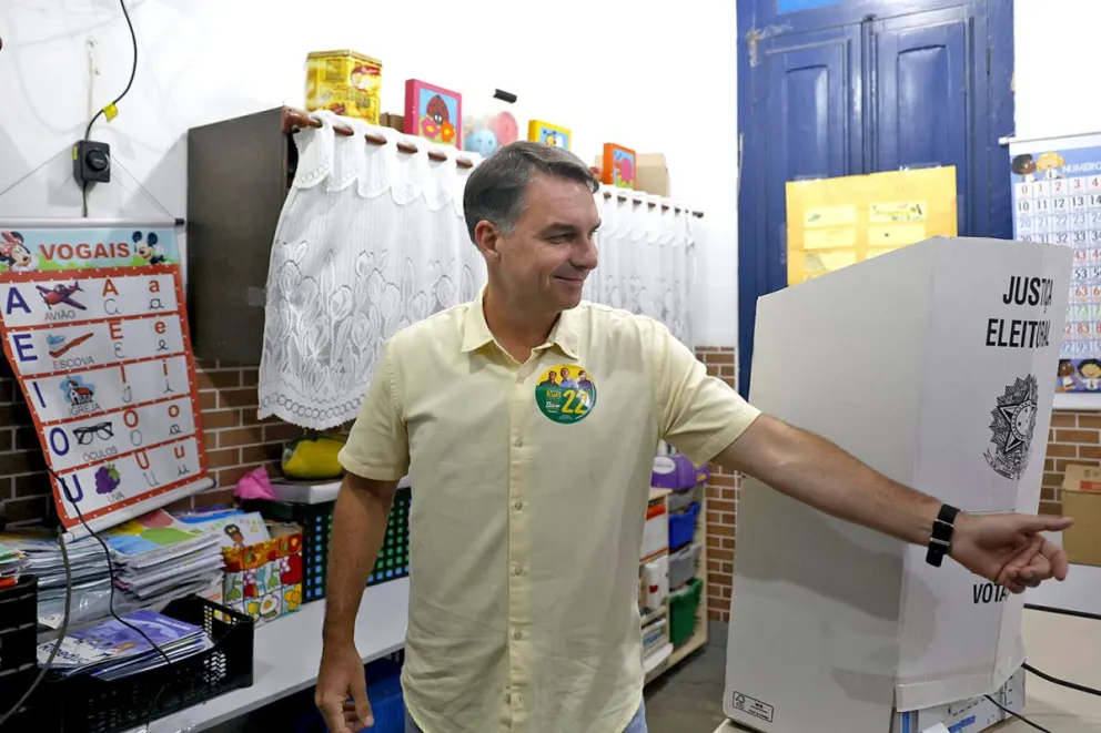 El candidato a la presidencia de Brasil, Flavio Bolsonaro, vota en una escuela de la zona norte de Río de Janeiro, Brasil. Foto: EFE