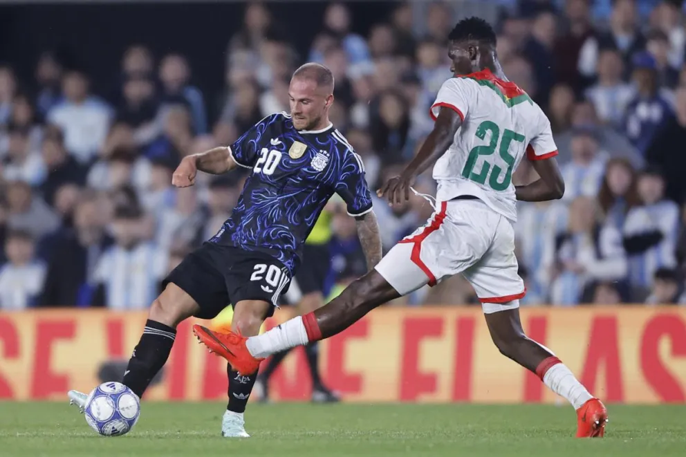 Incidencia entre Argentina (de azul) y Burkina Faso. Foto: EFE.