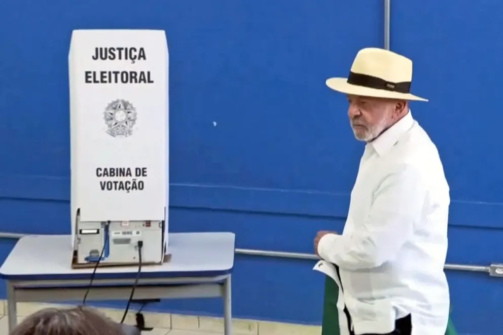 El mandatario brasileño, Luiz Inácio Lula da Silva, votó este domingo en una escuela de la São Bernardo do Campo, municipio vecino a São Paulo. Foto: EFE