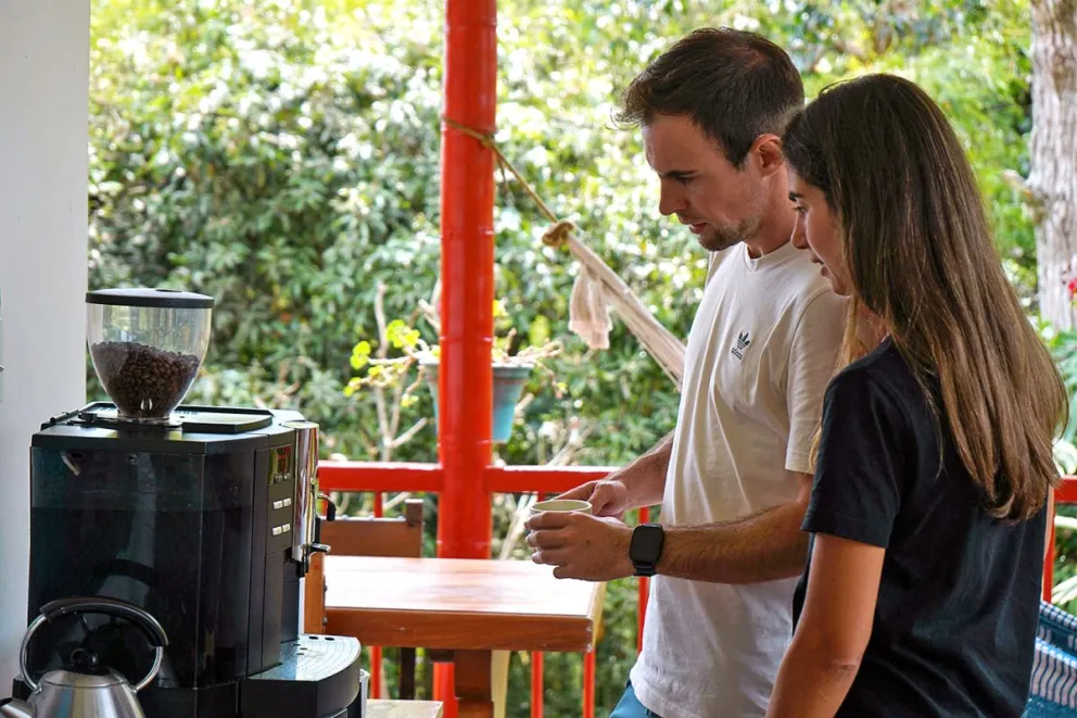 Fotografía muestra a una pareja de turistas españoles tomando café en Manizales (Colombia). Foto: EFE