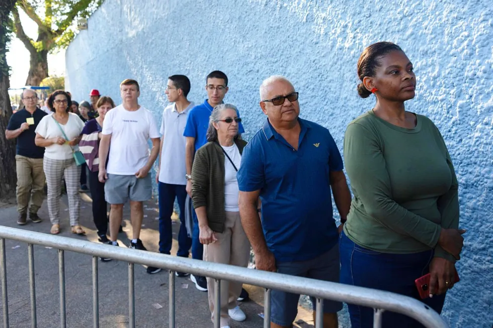 Personas hacen fila para votar en la Escuela Estatal João Firmino Correia de Araújo, en Sao Bernardo Do Campo (Brasil). Foto: EFE