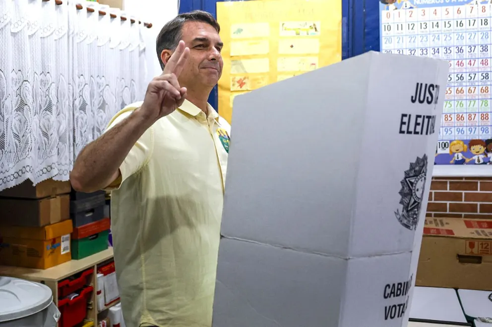El candidato a la presidencia de Brasil, Flavio Bolsonaro, vota en una escuela de la zona norte de Río de Janeiro, Brasil. Foto: EFE