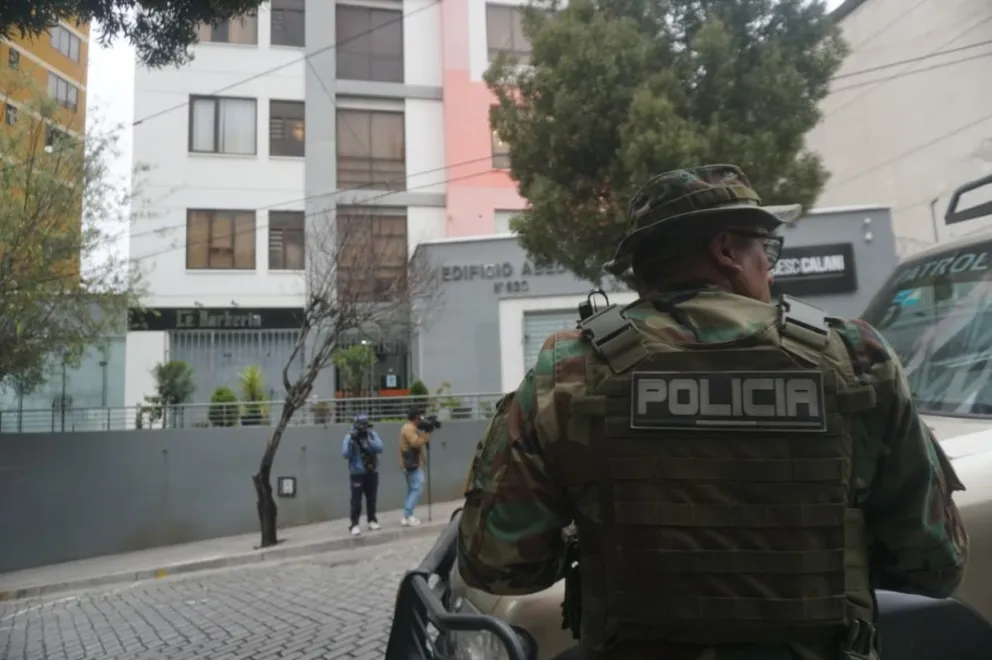 Efectivos que realizan el allanamiento en La Paz. Foto: APG 
