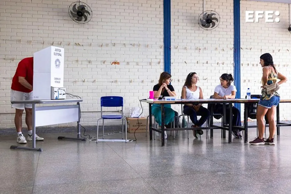 Personas asisten a un puesto de votación este domingo, durante las elecciones presidenciales, legislativas y regionales. Foto: EFE