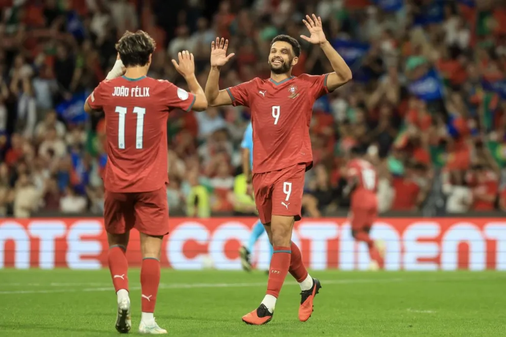 Gonçalo Ramos (9) celebra con João Félix el segundo gol de Portugal frente a Noruega. Foto: EFE