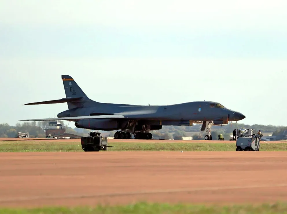 Un bombardero B-1 Lancer estadounidense en la base aéra RAF Fairford, en Gloucestershire (Gran Bretaña). Foto: EFE