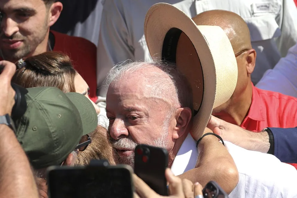 El presidente de Brasil y candidato a la reelección, Luiz Inácio Lula da Silva, saluda a simpatizantes, en São Bernardo do Campo (Brasil). Foto: EFE