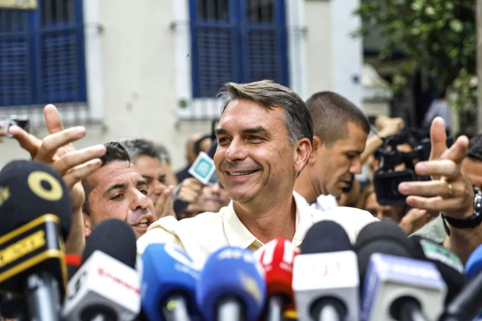El candidato a la presidencia de Brasil, Flavio Bolsonaro, habla tras votar en Río de Janeiro, Brasil. Foto: EFE