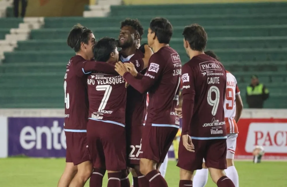 Los jugadores de Bolívar festejan el primer gol a Independiente en Sucre. Foto: Agencia Marka Registrada