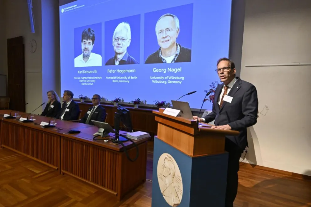 El  estadounidense Karl Deisseroth y los alemanes Peter Hegemann y Georg Nagel. Foto: EFE 