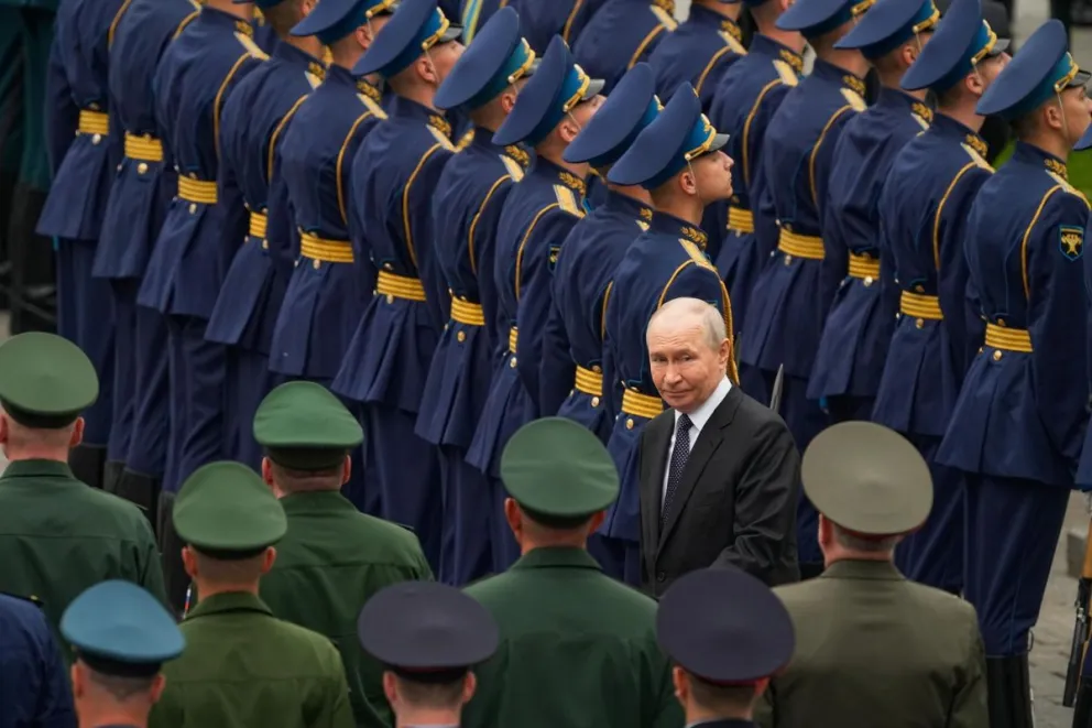 El presidente ruso, Vladímir Putin (c), junto a tropas rusas. Foto: EFE 