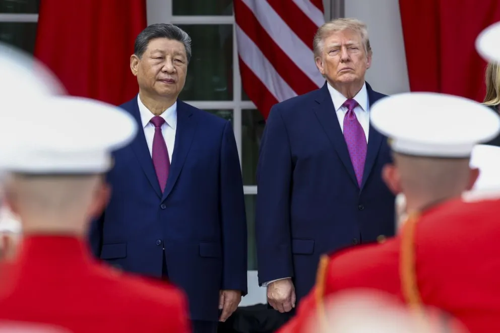 El presidente chino, Xi Jinping (izq.), y al estadounidense, Donald Trump (dcha.), pasando revista a las tropas en el Garden Rose durante una ceremonia de bienvenida oficial en la Casa Blanca. Foto: EFE