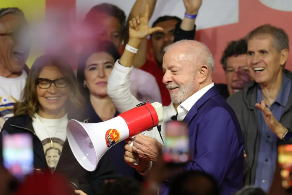 El presidente de Brasil y candidato a la reelección, Luiz Inácio Lula da Silva, fue captado esta 4 de octubre al pronunciar un discurso, luego de conocer los resultados oficiales de la primera vuelta. Foto: EFE 
