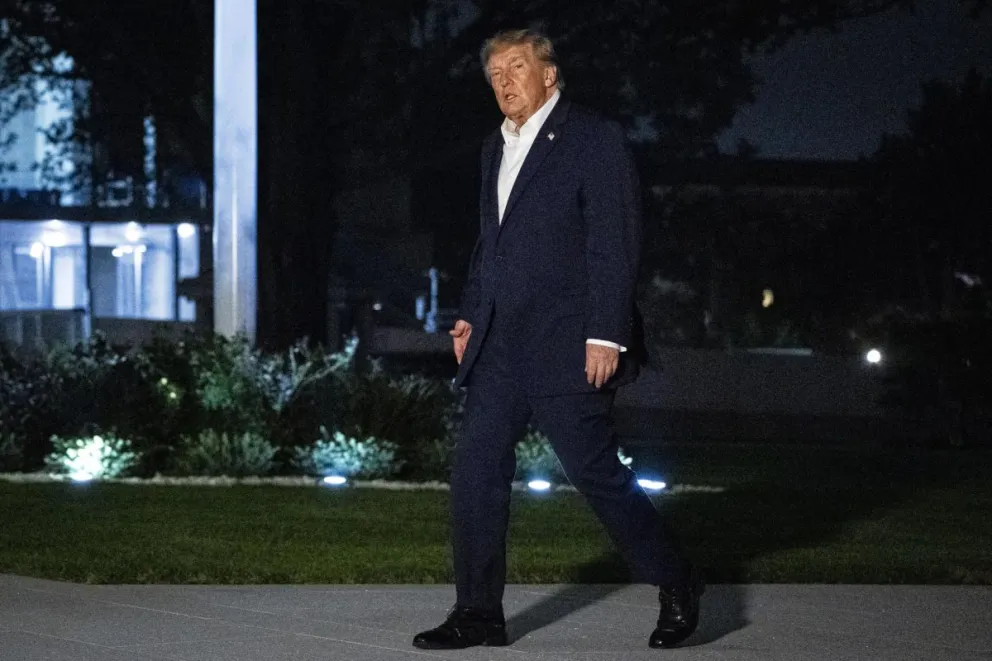 El presidente de EE.UU., Donald Trump, fue captado este 3 de octubre a su llegada a la Casa Blanca, en Washington DC (EE.UU.). Foto: EFE