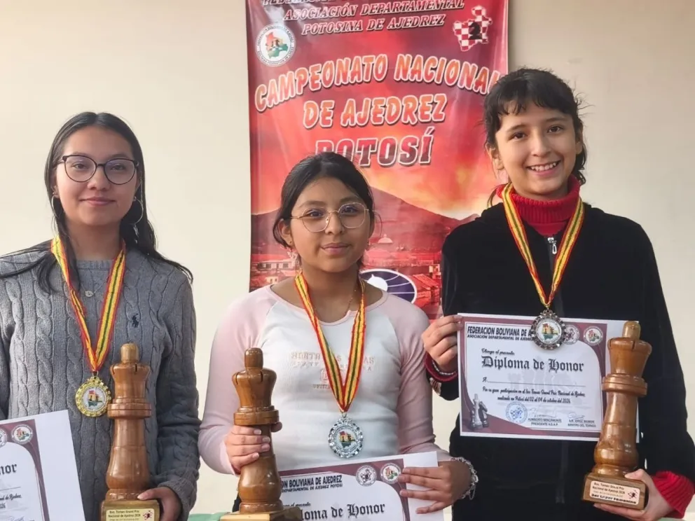 Las tres mejoras pensadoras de la rama femenina en la premiación. Foto: Federación Boliviana de Ajedrez.