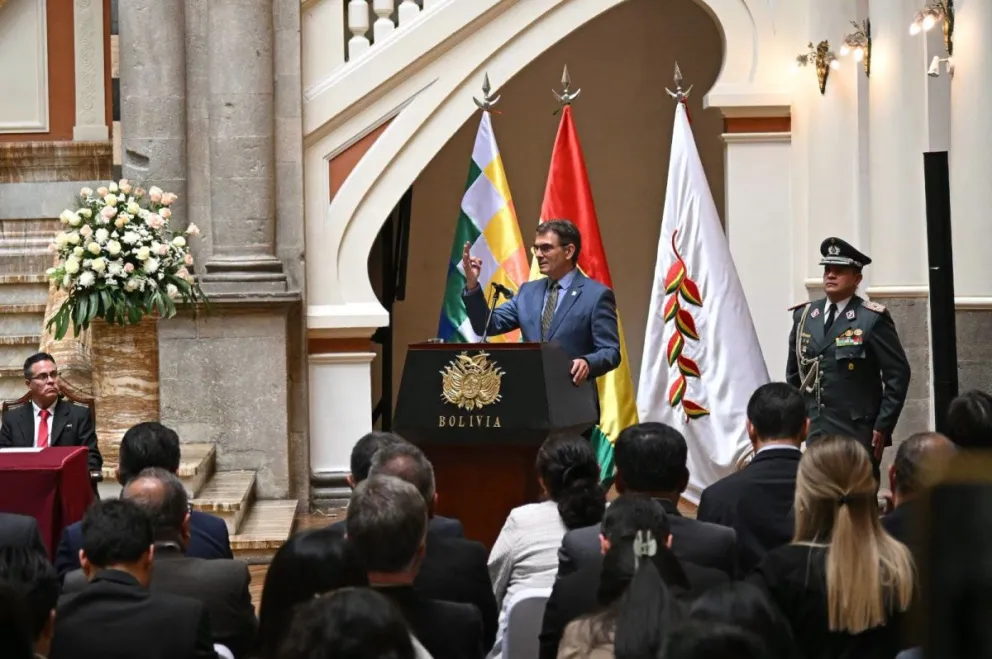 El presidente Rodrigo Paz en el reconocimiento al fiscal General interino, José Armando Urioste. Foto tomada de las RRSS del presidente Rodrigo Paz