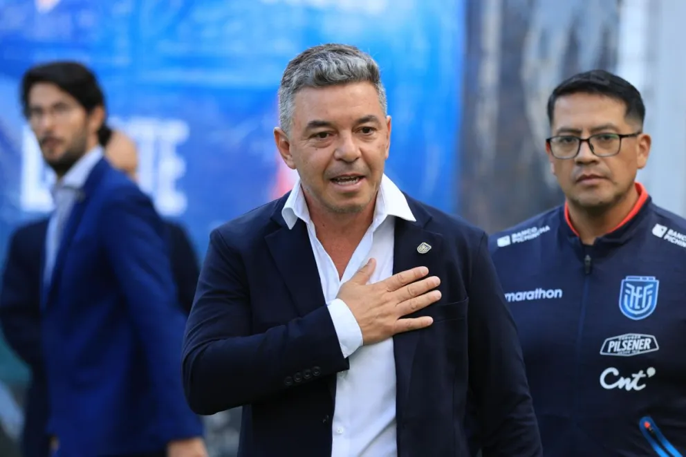 Marcelo Gallardo (centro), el día que fue presentado como técnico de Ecuador. Foto: EFE