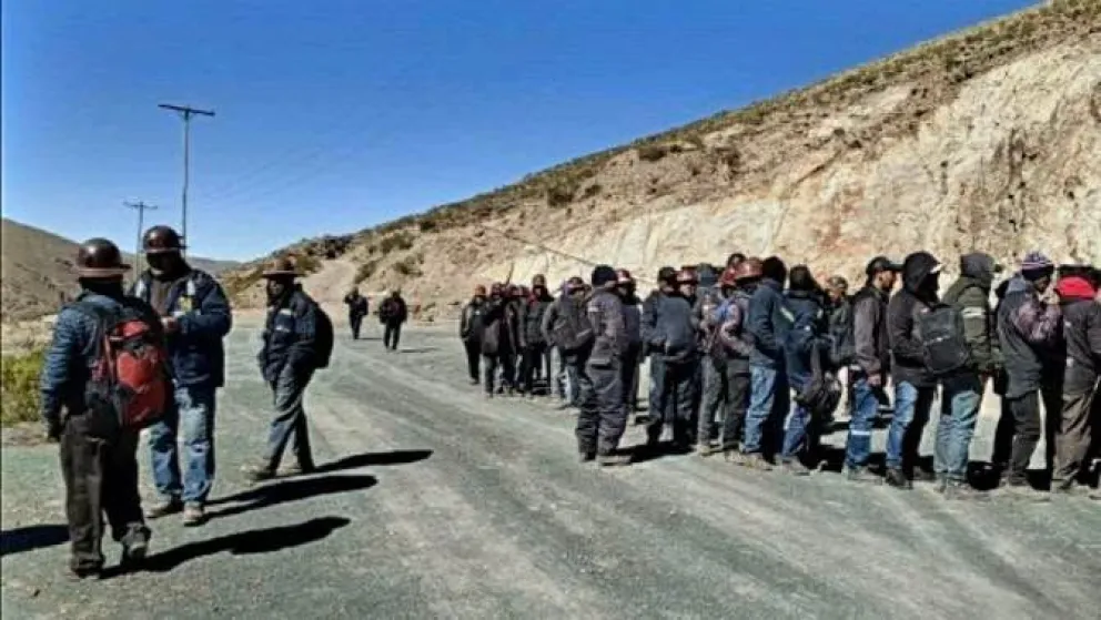 Trabajadores de la Empresa Minera Huanuni decidieron resguardar el cerro Porokoni durante los fines de semana para impedir el robo de mineral. Foto: Radio Nacional de Huanuni