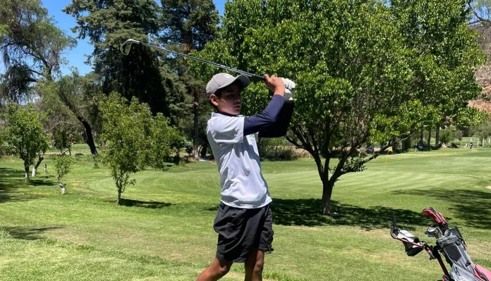 Un deportista en plena competencia. Foto: Federación Boliviana de Golf.