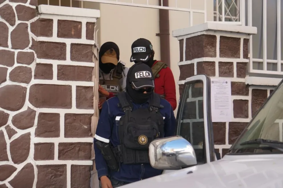 La Felcn allanó una oficina vinculada a Eduardo Del Castillo en Miraflores, mientras continúa la búsqueda del exministro. Foto: APG
