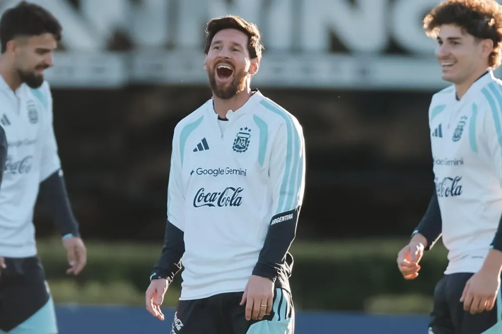 Un Messi feliz durante su última práctica con Argentina. Foto: EFE.