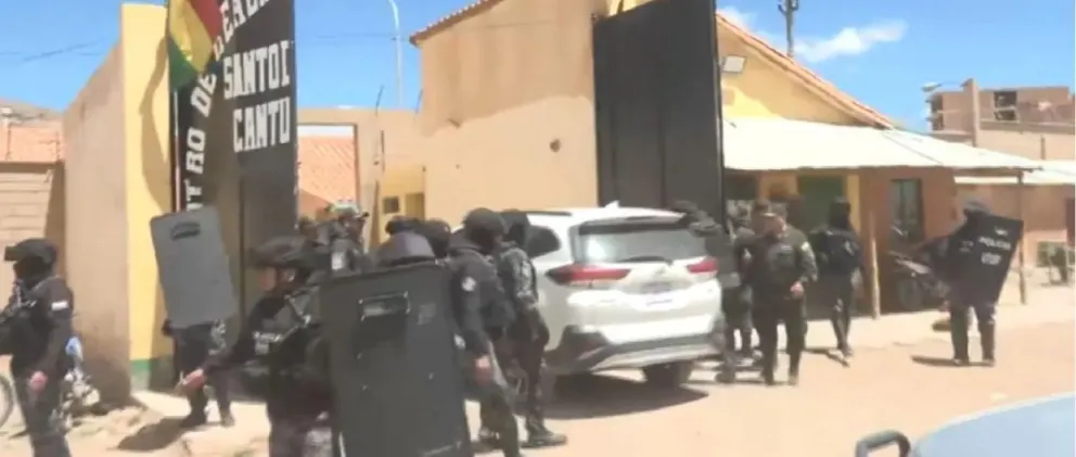 El exfiscal general del Estado, ingresó hoy al Centro Penitenciario Cantumarca, en el departamento de Potosí. Foto Unitel