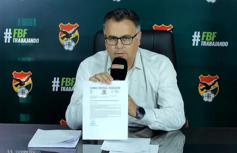 José Antonio Claure muestra documentación durante la conferencia de prensa. Crédito: captura de pantalla