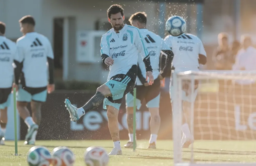 Lionel Messi participa del último entrenamiento de la selección argentina, que se cumplió este lunes en Ezeiza. Foto: EFE