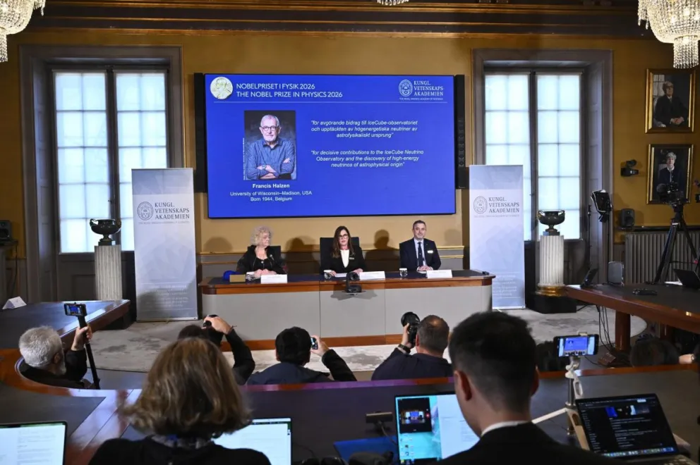 El momento en el que anuncian el premio a Francis Halzen. Foto: EFE 