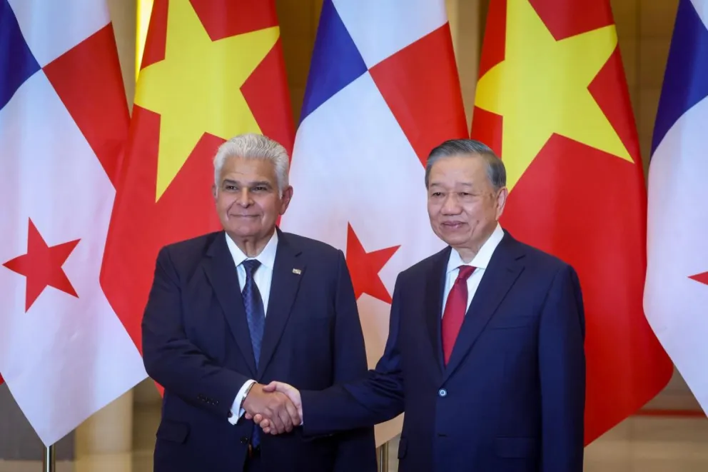 El presidente de Vietnam, To Lam (d), junto a su par panameño, Jose Raul Mulino (i), durante la visita del líder centroamericano al país asiático. Foto: EFE 